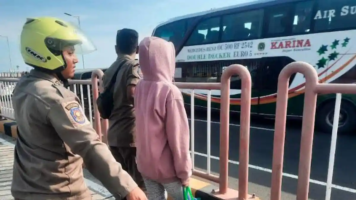 Sosok Wanita Jalan Sendirian di Jembatan Suramadu Bikin Panik Petugas