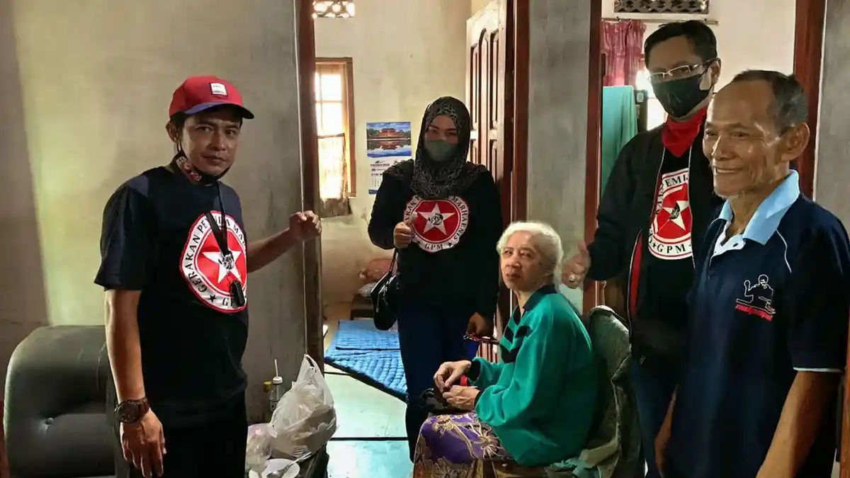 Gerakan Pemuda Marhaenis Bantul Bagikan Sembako dan Uang Tali Asih ke Warga Jompo