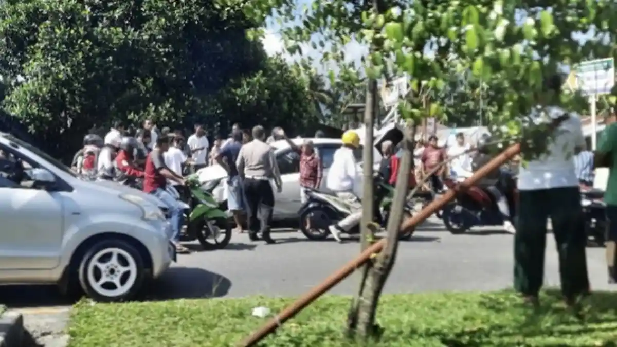 Kecelakaan Kereta Api Bandara Vs Minibus di Simpang SMA 8 Padang, Mobil Putih Remuk
