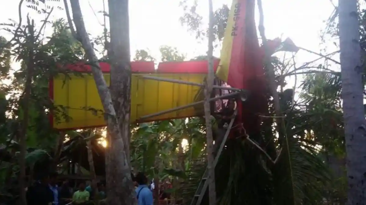 Pesawat Latih Jatuh di Pepohonan, Sang Awak Bilang 'Aman'