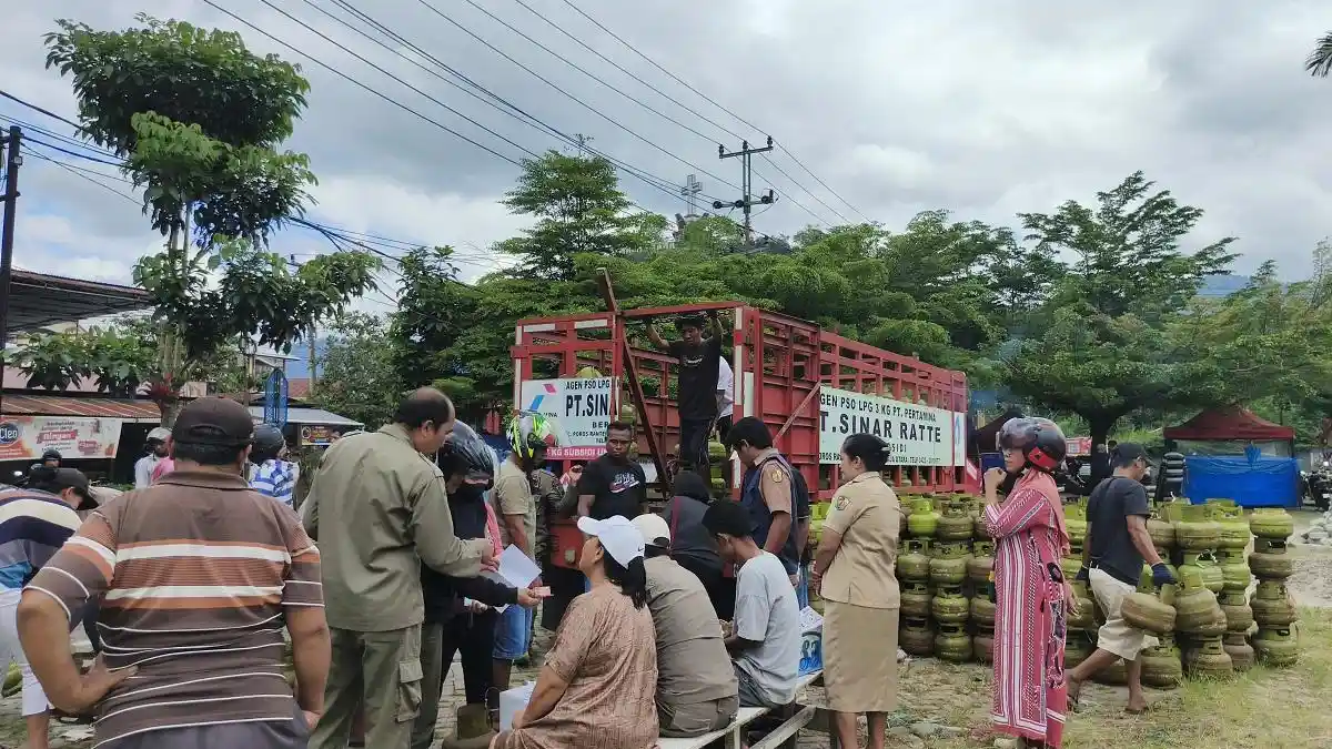 Warga Antre LPG 3 Kg di Toraja, Agen Hanya Siapkan 560 Tabung - Tribun-timur.com