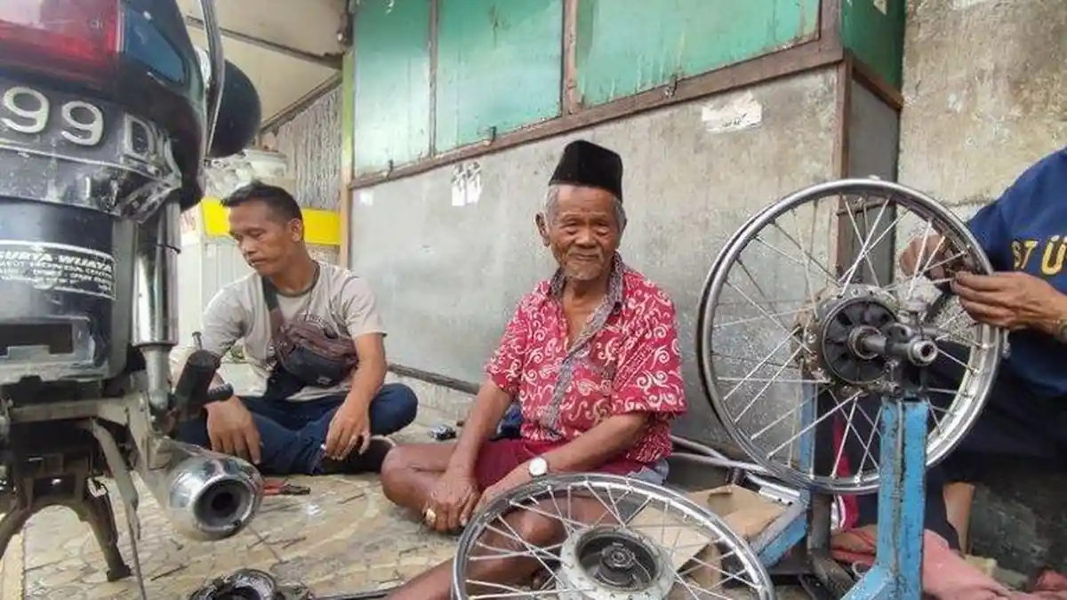 Lansia Asal Garut Ini Mengaku Berumur 100 Tahun: Kini Punya Bengkel dan Karyawan