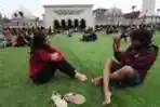 Warga Nikmati Alun-alun Kota Bandung