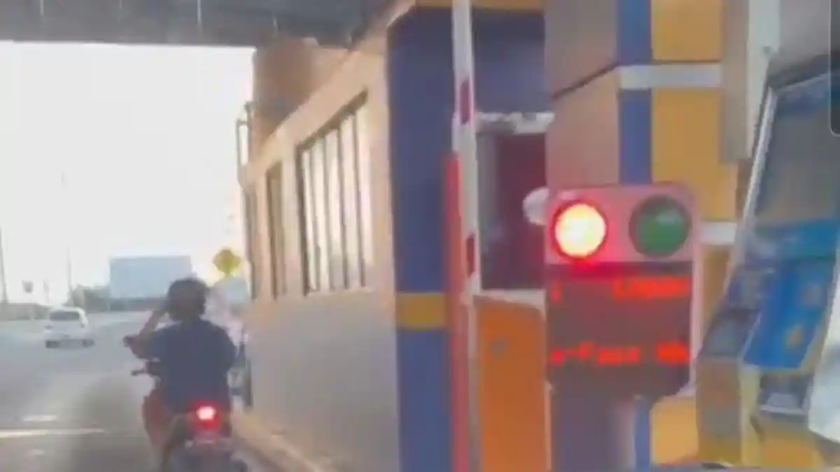 VIRAL Emak-emak Nekat Bawa Sepeda Motor Masuk Jalan Tol, Bayar Pakai E-Toll di Pintu Tol dan Lolos