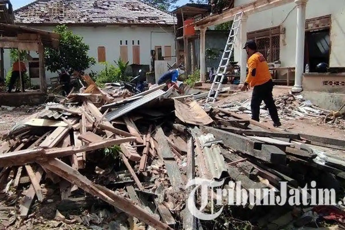 Rumah Warga yang Terdampak Ledakan di Blitar Mulai Diperbaiki BPBD