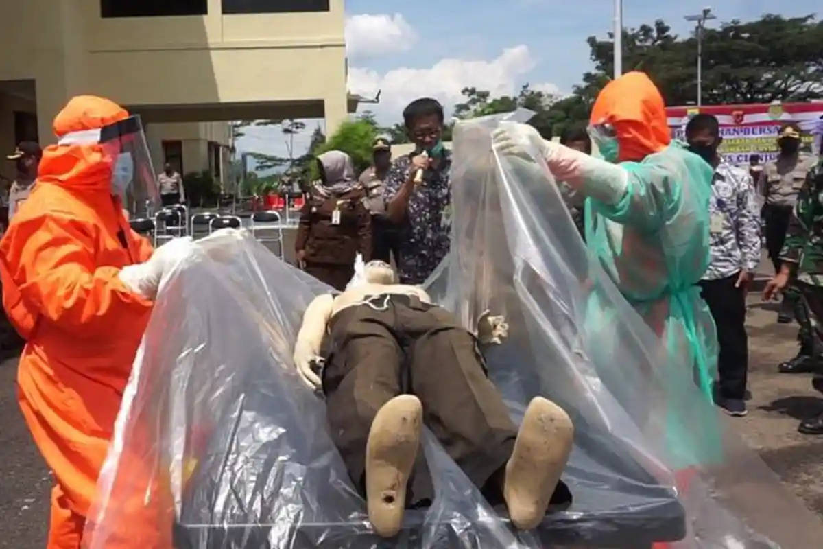 Krisis Kantong Jenazah, Tim Pamulasaran Lembang Terpaksa Membungkus Mayat Pasien Covid  Gunakan Ini