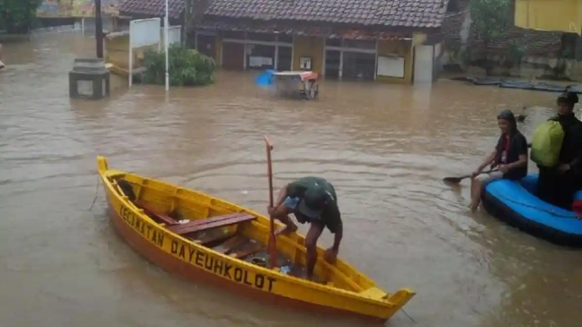 Banjir Kabupaten Bandung, Dua Tanggul Jebol, Rumah Warga Rusak Berat