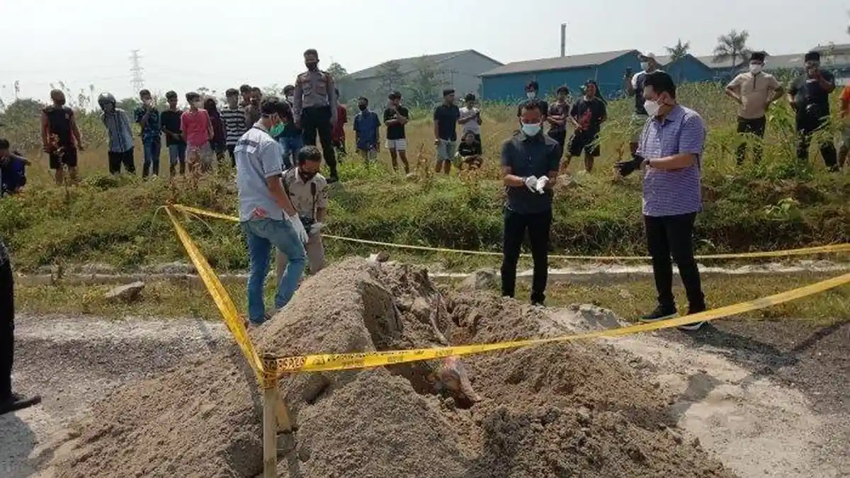 Mayat Wanita Muda Dalam Karpet Dikubur Digundukan Pasir Tepi Jalan