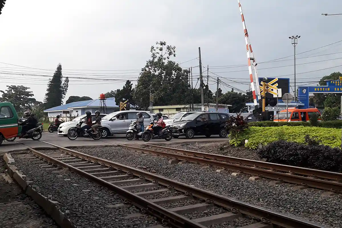 Memakan Korban, Perlintasan Kereta Api di Jalan Garuda Sudah Terkenal Semrawut
