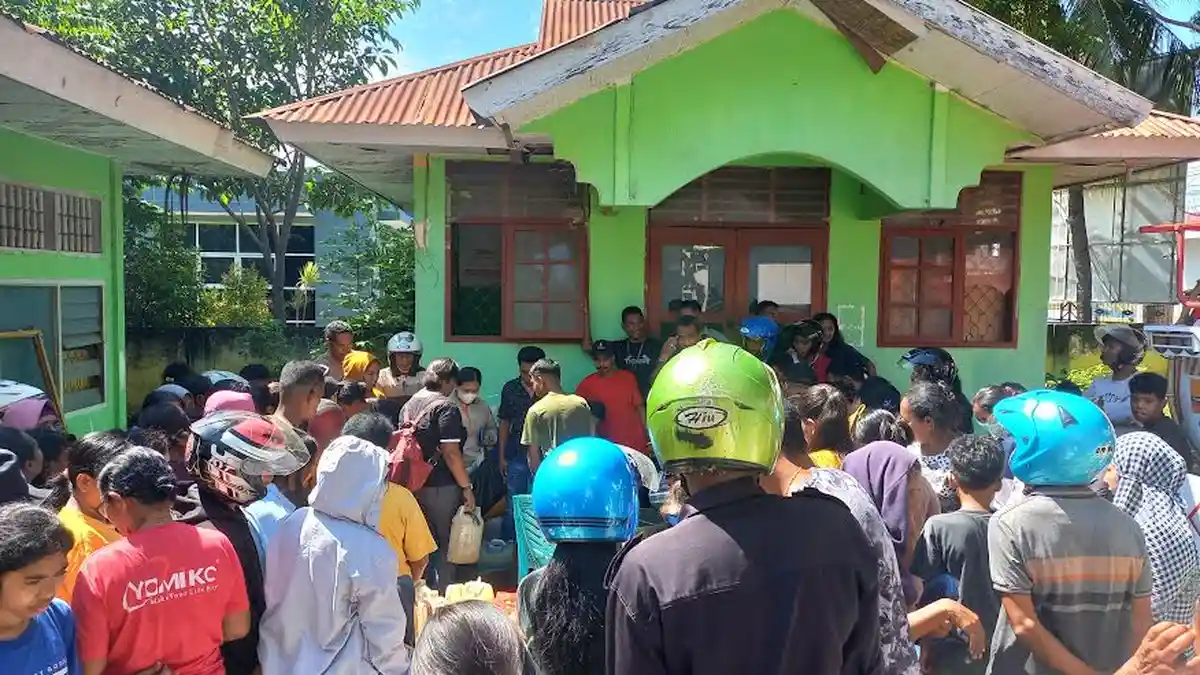 Puluhan Warga Kota Maumere Sikka Antre MinyakTanah Murah    