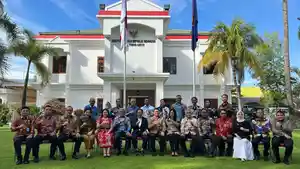 Foto-bersama-rombongan-Kepala-BNN-RI-di-KBRI-Dili-Timor-Leste.jpg