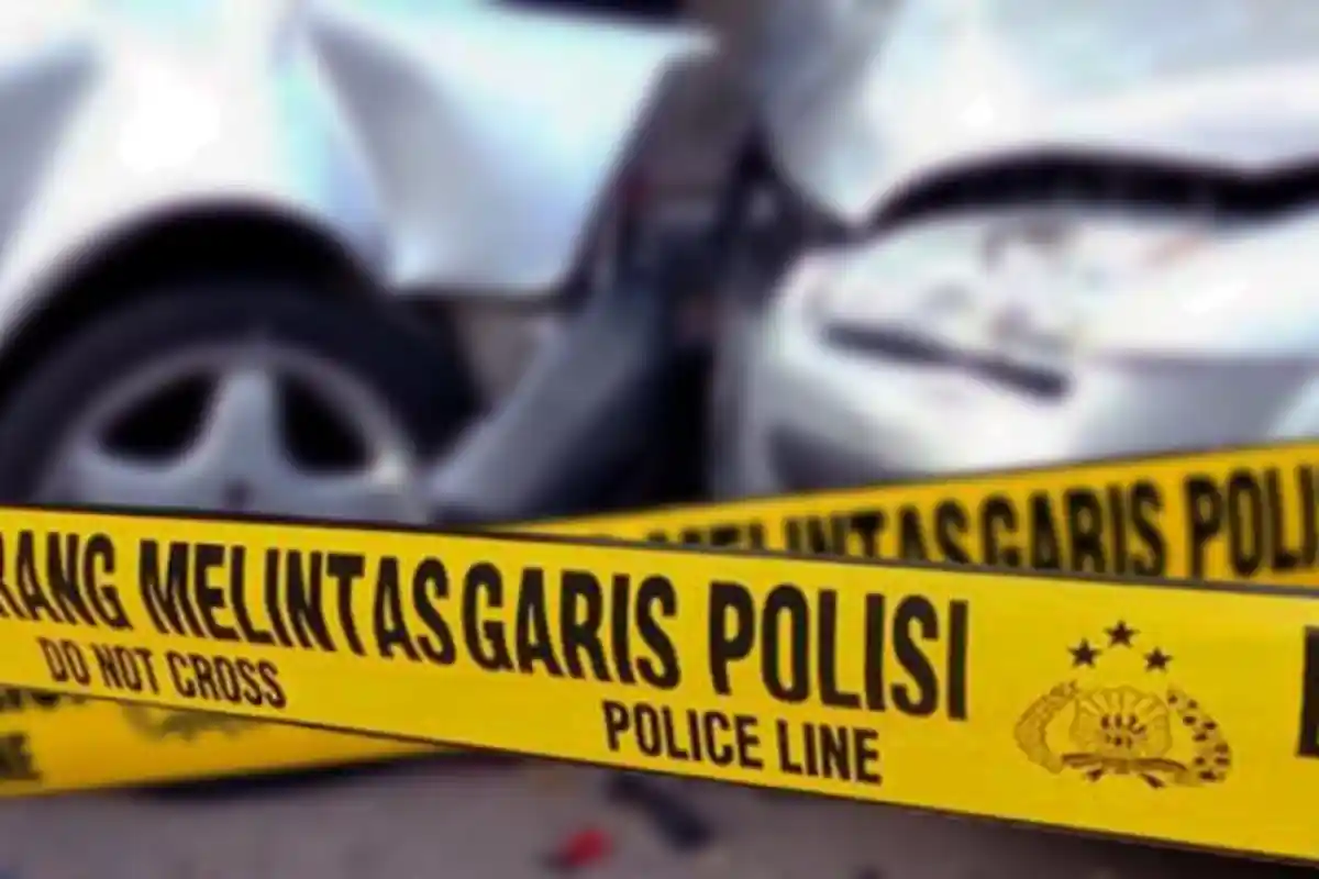 Tak Kuat Nanjak, Truk CPO Terguling di Jalan Raya Padang-Painan, Minyak Tumpak ke Jalan