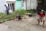 Warga Kerja Bakti Menjaga Kesehatan dan Kebersihan Lingkungan