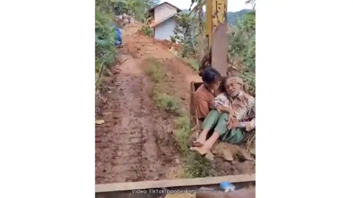 Viral Kakek di Saguling Sakit Diangkut Ekskavator, Pak RW Ungkap yang Sebenarnya Terjadi