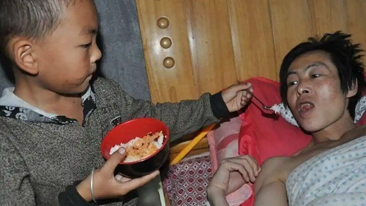 Bocah 7 Tahun Rawat Ayah yang Lumpuh, Si Ibu Pergi Bersama Adik Bungsunya