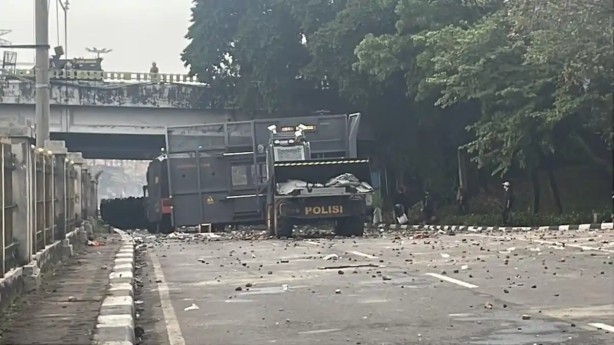 Demo Ricuh, Flyover Pejompongan hingga Rel Stasiun Palmerah Dikepung Api dan Asap Pekat