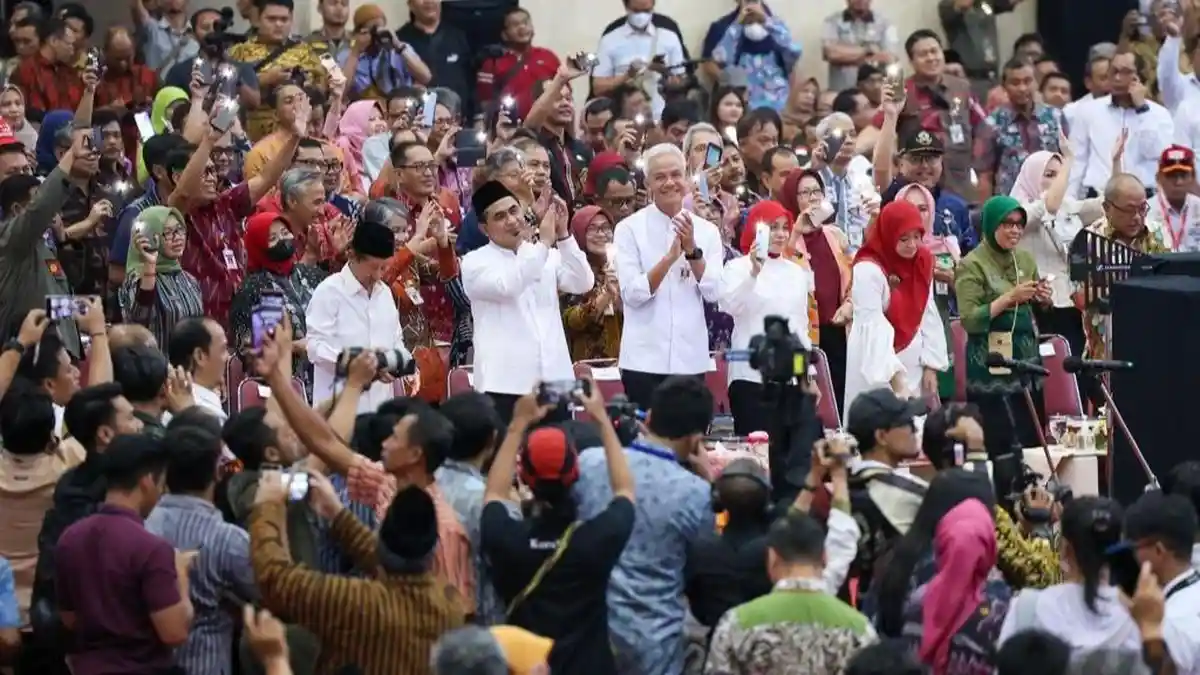Tangis Haru Iringi Pelepasan Ganjar dan Taj Yasin: Maturnuwun Pak!