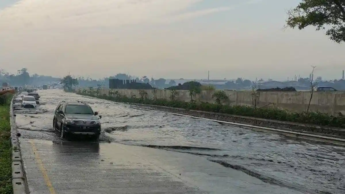 Proyek Kereta Cepat Sebabkan Tol Padaleunyi Km 130 Tergenang Banjir hingga 50 Sentimeter