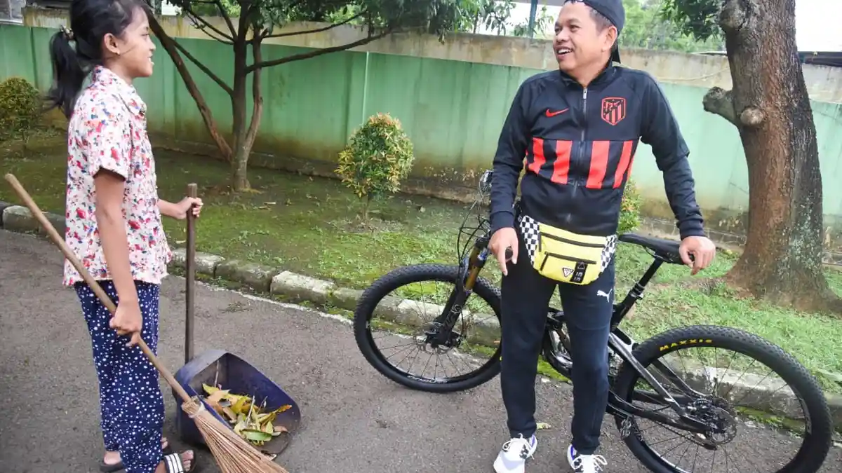 Kisah Ayu Pelajar Kelas 2 SMK yang Rela Jadi Kuli Nyapu Demi Sang Ayah