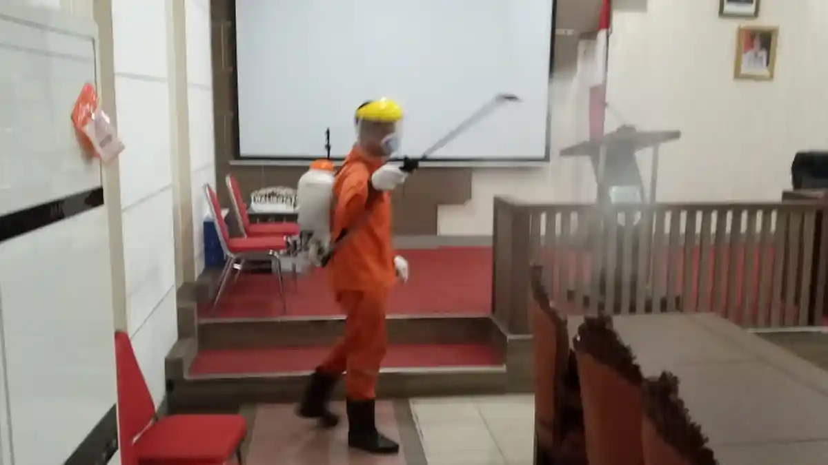 Tak Ingin Ada yang Terpapar Virus Corona, Kantor Wali Kota Jambi Disemprot Disinfektan