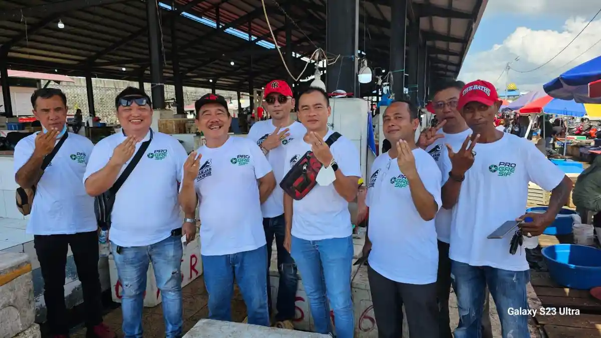Bergerak di Pasar, Relawan Progresif Bicara Yakinkan Pembeli dan Pedagang Pilih Ganjar Mahfud