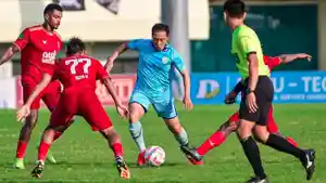 Gelandang-Persela-Lamongan-Lee-Yujun-dikepung-pemain-Persijap-Persela-Lamongan-vs-Persijap-Jepara.jpg