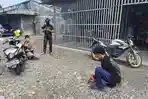 Polisi-melakukan-olah-tempat-kejadian-perkara-kasus-penembakan-warga-oleh-KKB-di-Dekai.jpg