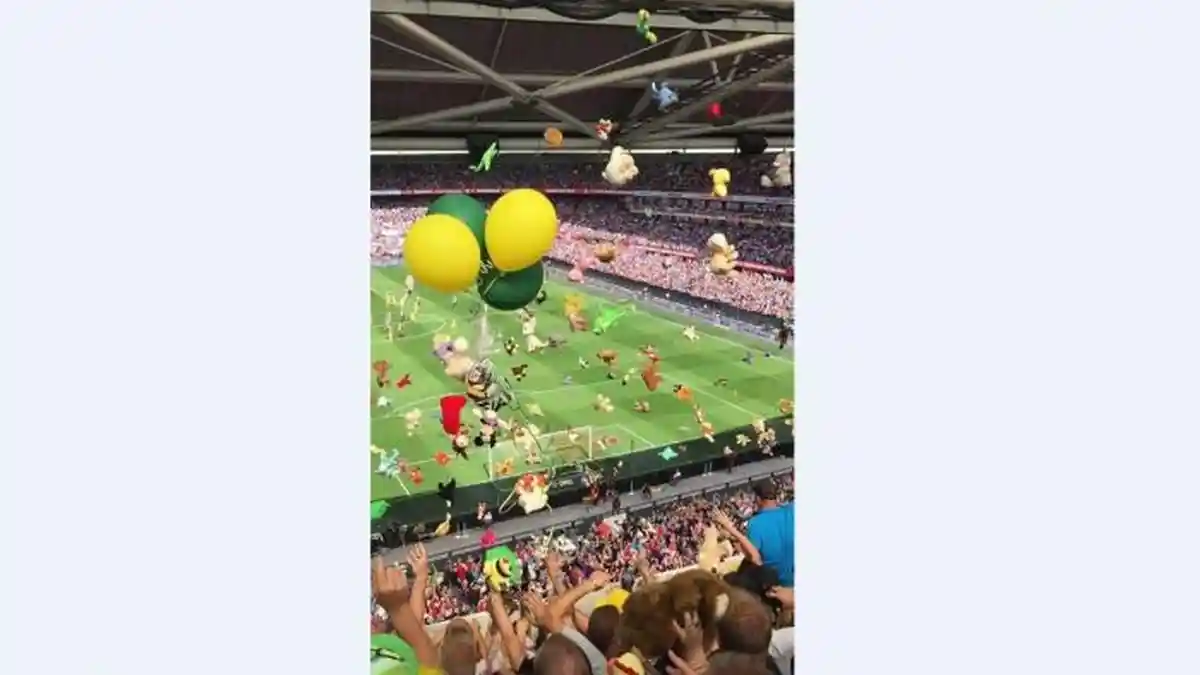 Fans ADO Den Haag Hujani Fans Feyenoord dengan Boneka, Ini Videonya