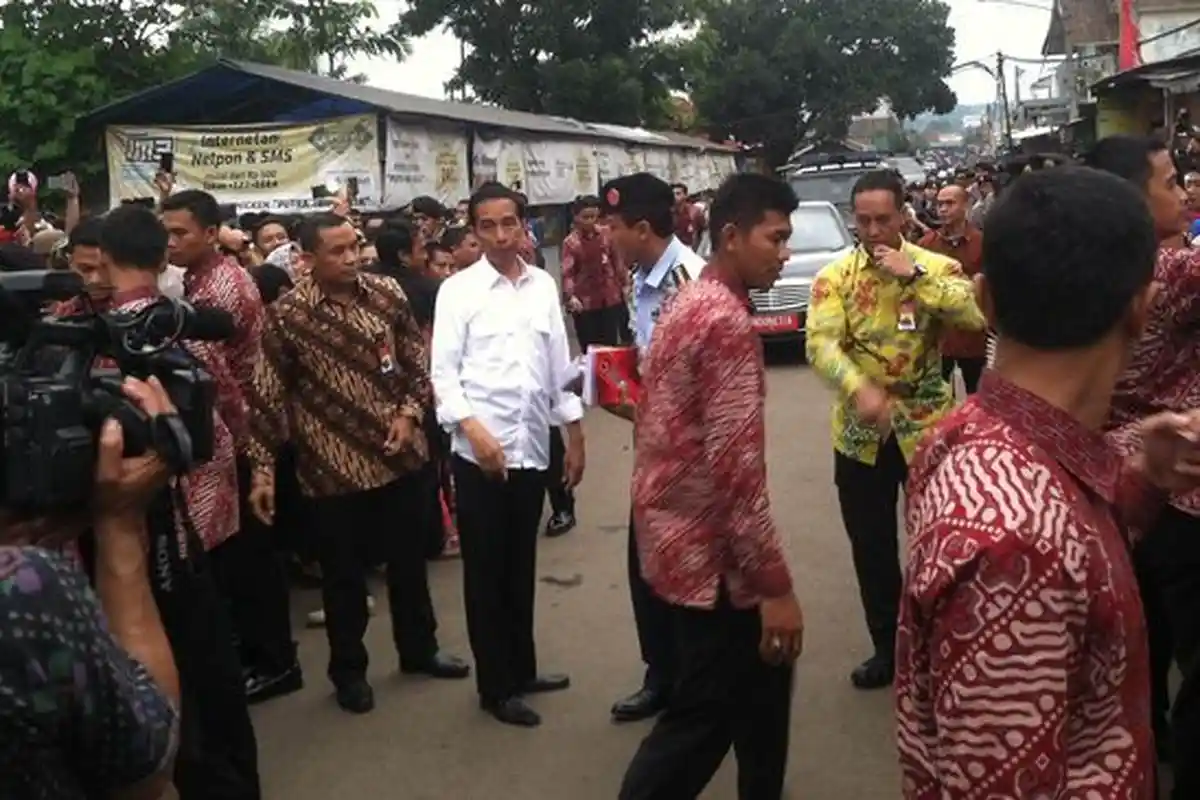 Presiden Jokowi Bagikan KIS dan PKH serta  Buku Tulis di Tanjungsari
