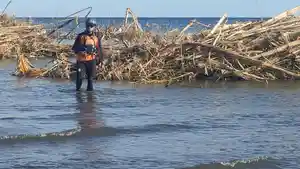 Tim-Sar-Gabungan-melakukan-pencarian-korban-banjir-DesaKecamatan-Banjar.jpg