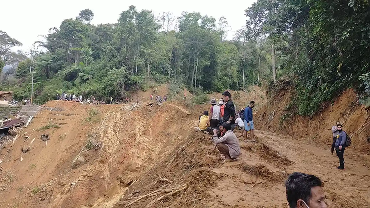Terjebak Longsor di Poros Palopo-Toraja, Puluhan Sopir Kelaparan