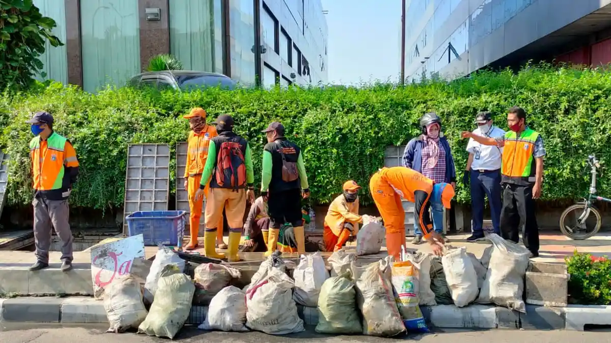 Selami Gorong-gorong Sepanjang Satu Kilometer, Petugas Kumpulkan Banyak Sampah Plastik