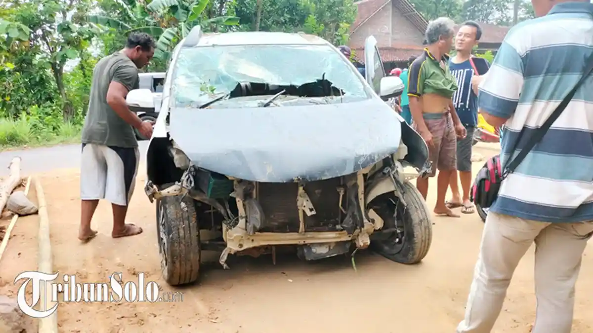 Terjun ke Jurang Sedalam 15 Meter, Mobil Avanza Putih Ringsek, Dua Orang Selamat & Luka Ringan