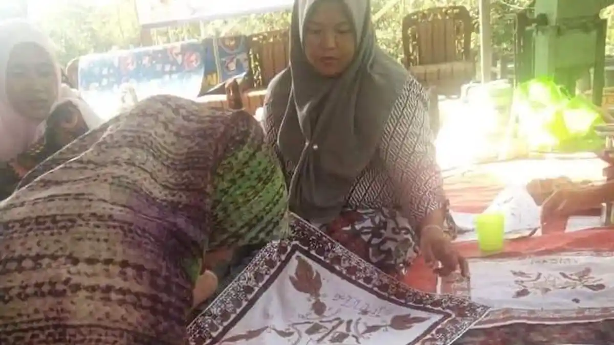 WIKIJAMBI Lebih Ramah Lingkungan, Pebatik di Sarolangun Gunakan Kulit Jengkol Jadi Pewarna