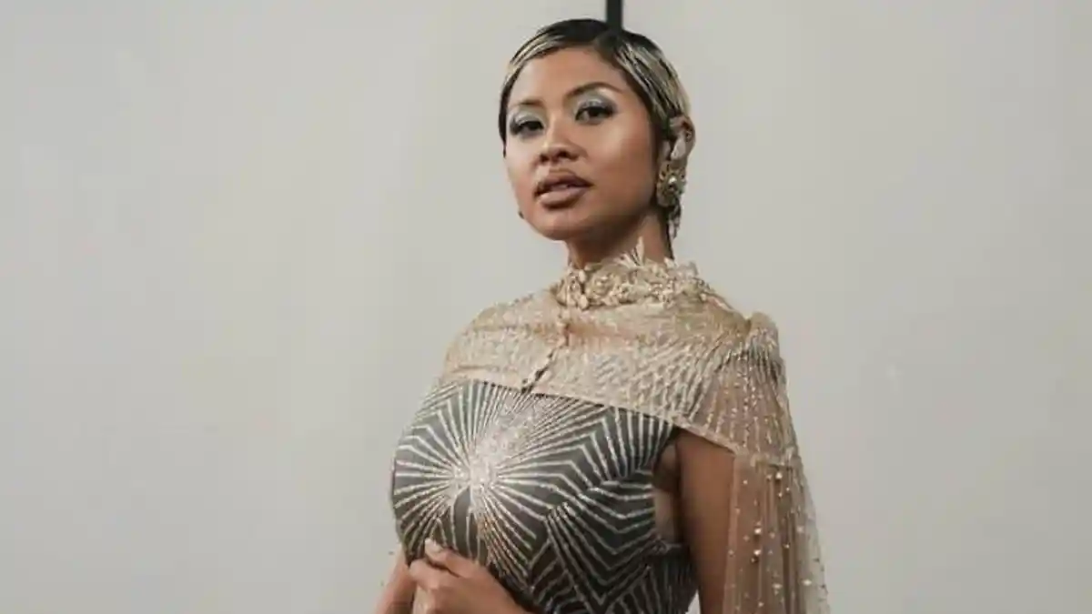 Mengenal Dira Sugandi, Penyanyi Kelahiran Bandung yang Kini Sering ...