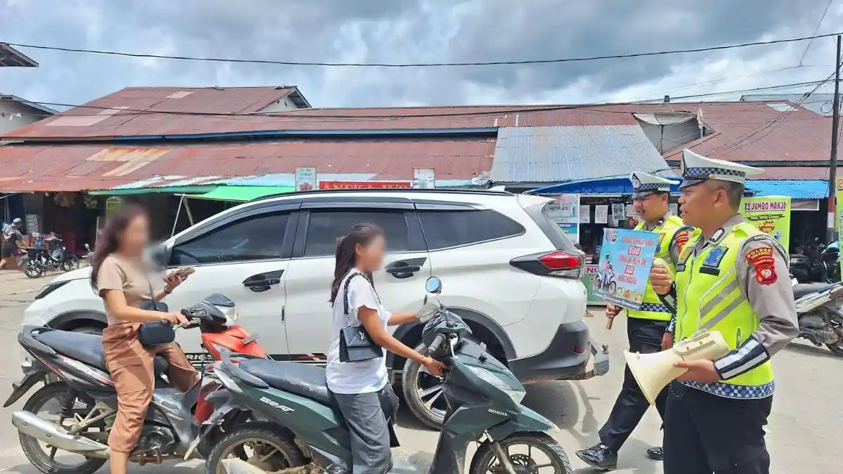 Sering Dianggap Sepele, Pengendara dan Penumpang Tanpa Helm Ditegur Polisi di Sekadau