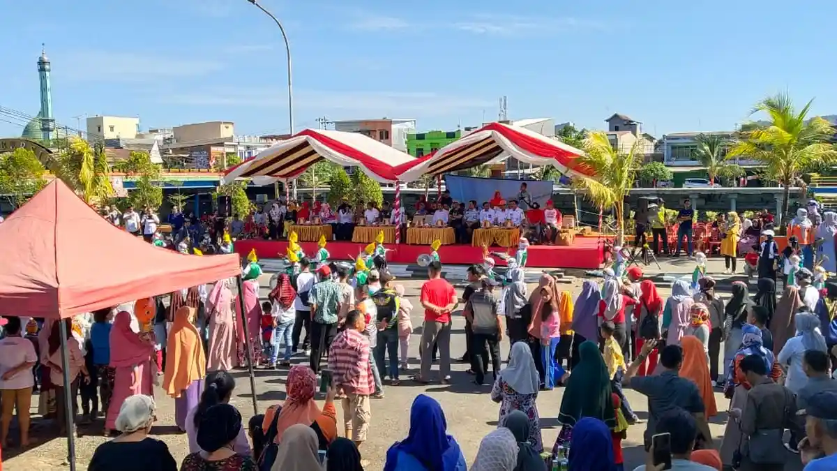 Ratusan Pelajar di Pangkep Ikut Gerak Jalan, Bupati dan Wabup Kompak Nonton di Garis Finish