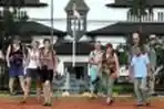 Wisatawan Mancanegara Jalan-Jalan di Bandung
