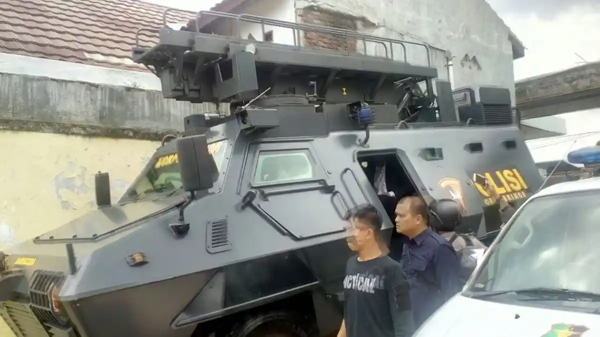 Pejabat KPU dan Panwas Garut Keluar Gedung Gunakan Barracuda, Polisi: ''Keselamatan Terancam''