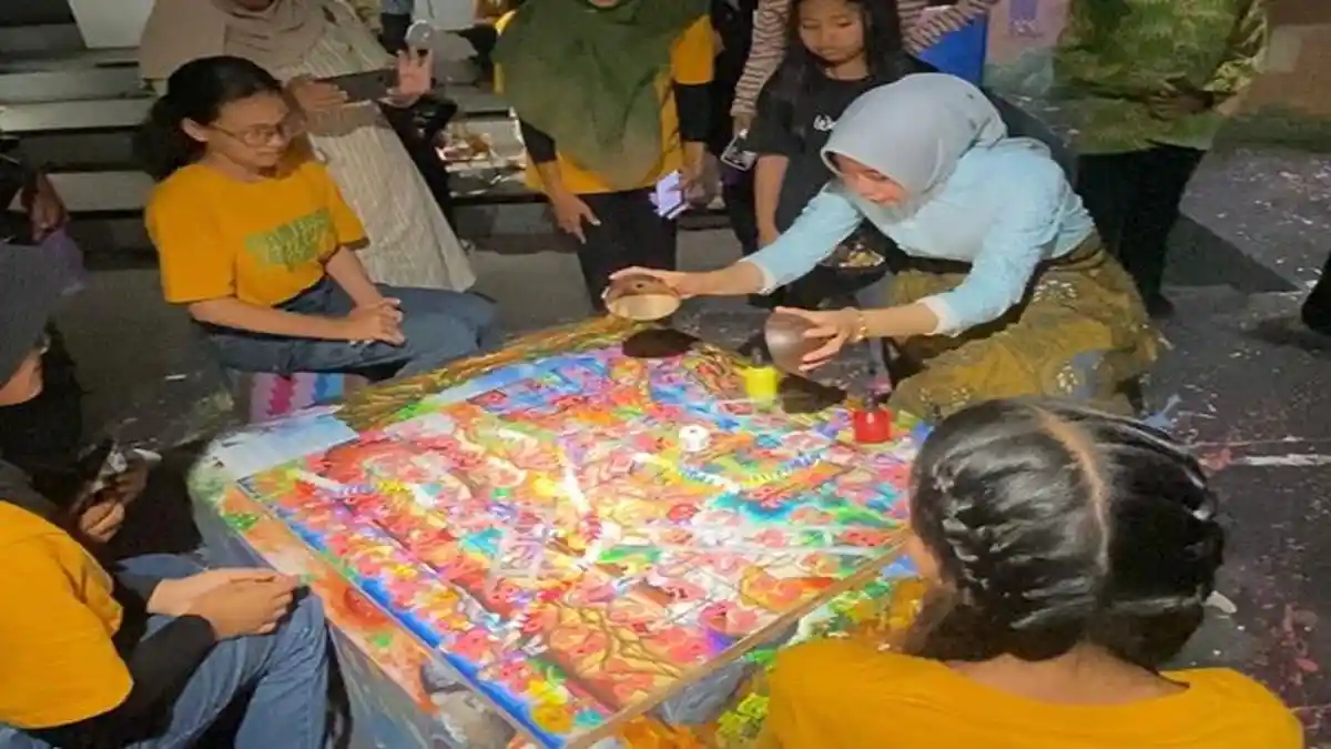 Kadisdikbud Ajak Anak-anak Bermain Ular Tangga hasil Karya Buatan Seniman Cilik Kalbar