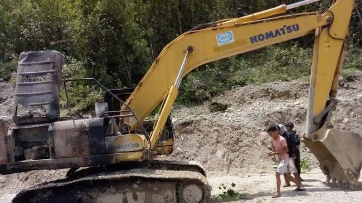 70 Pekerja Jalan Trans Papua Dievakuasi Setelah Teroris KKB Bakar Alat Berat