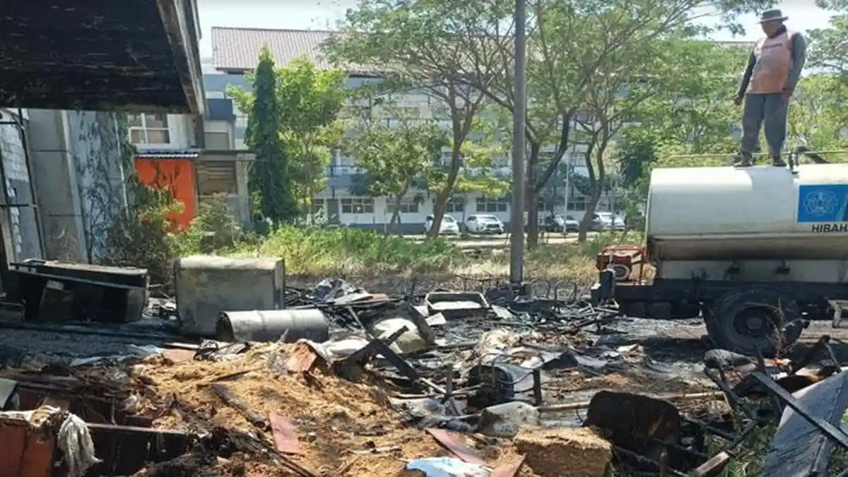 Kebakaran Terjadi di Area ITS Surabaya, Dipicu dari Bakar Sampah, Api Ludeskan Mebeler Kampus