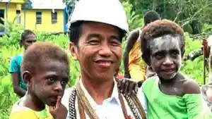 papua/jokowi-bersama-anak-papua_20180413_214659jpg.jpg