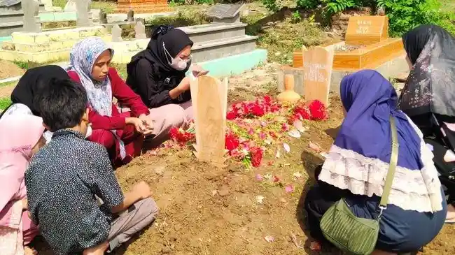 Putri Nur Fajar Pemandu Lagu Korban Kebakaran Karaoke Orange Kota Tegal Dimakamkan di Indramayu