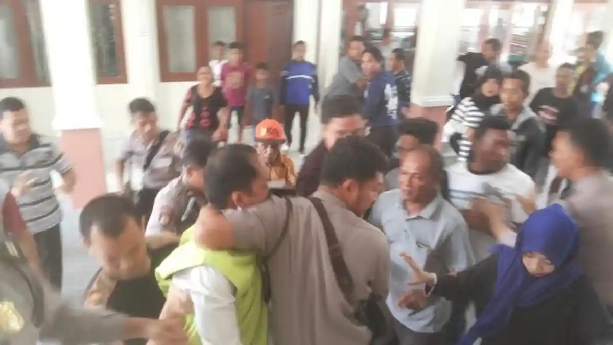 Massa Amuk Terdakwa Pembunuhan Ibu dan Anak, Polisi Kena Bogem