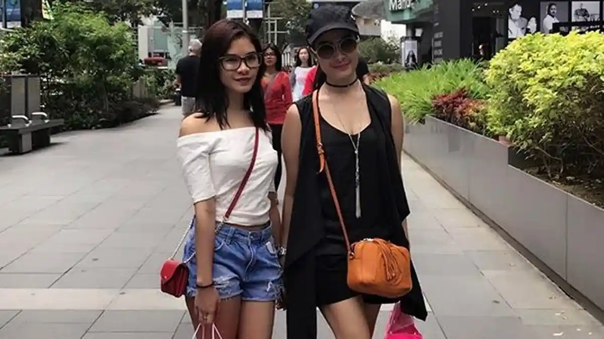 Putri Sulung Iis Dahlia Pakai Tas dan Sepatu Mewah Ini Saat Liburan di Singapura, Simak Harganya