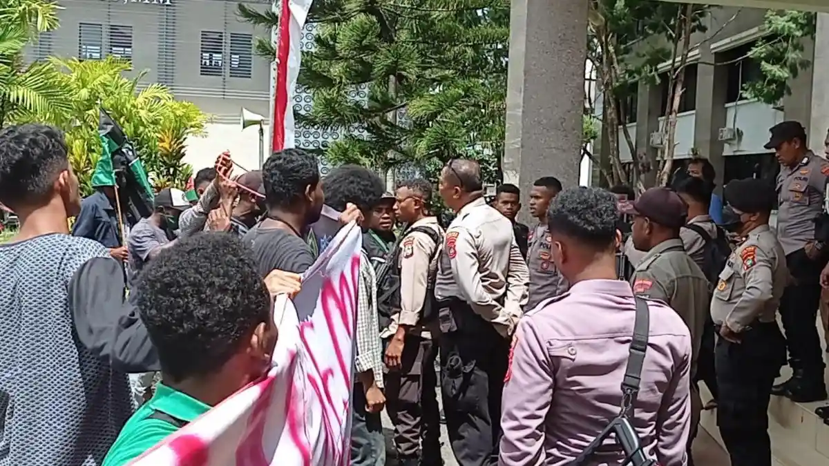Massa HMI dan Warga Nyaris Bentrok dengan Aparat di Kantor Wali Kota Sorong