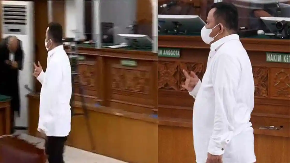 Usai Terima Vonis 15 Tahun Penjara, Kuat Maruf Bikin Salam Metal ke Pengunjung Sidang