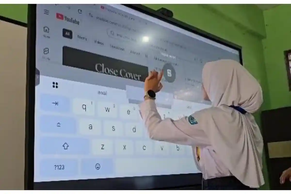 Pengiriman Smartboard Tembus 215 Ribu Unit, Presiden Prabowo Resmikan Pemanfaatan Perdana di Bekasi