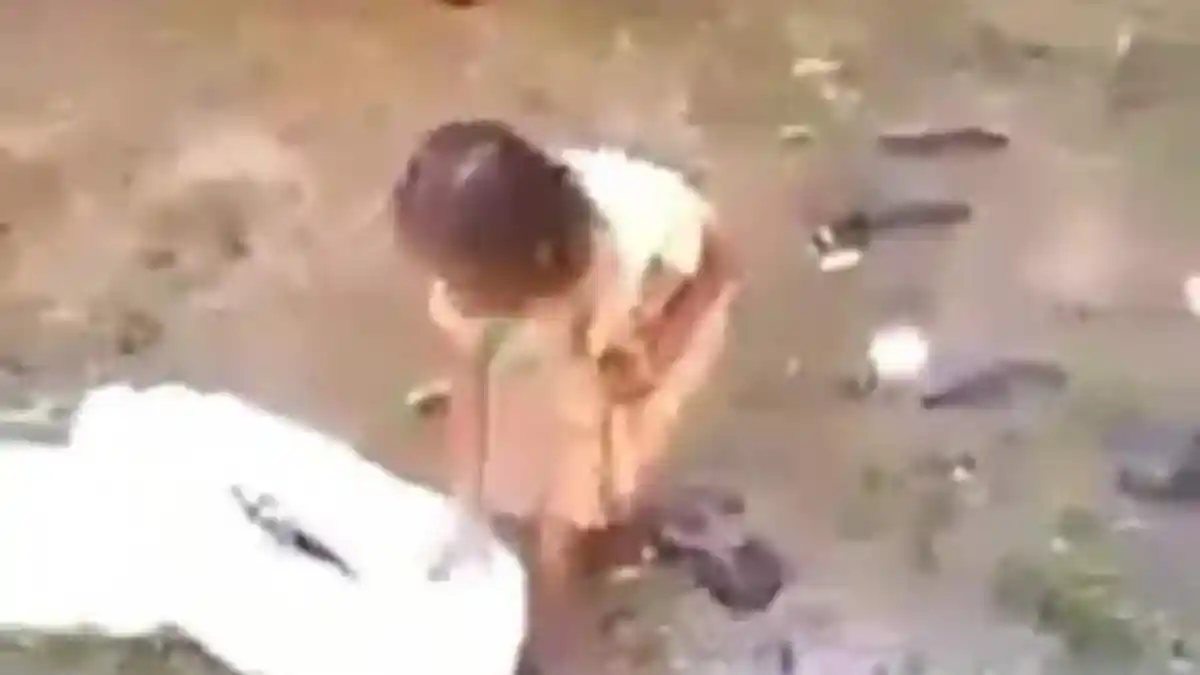 Gadis Kecil Ini Punguti Barang Bekas di Sungai, Videonya pun Bikin Netizen Menangis
